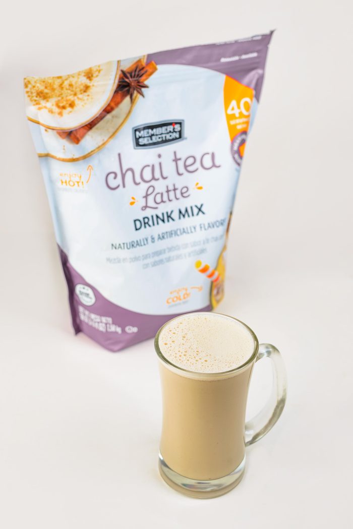 Chai latte caliente en vaso de vidrio