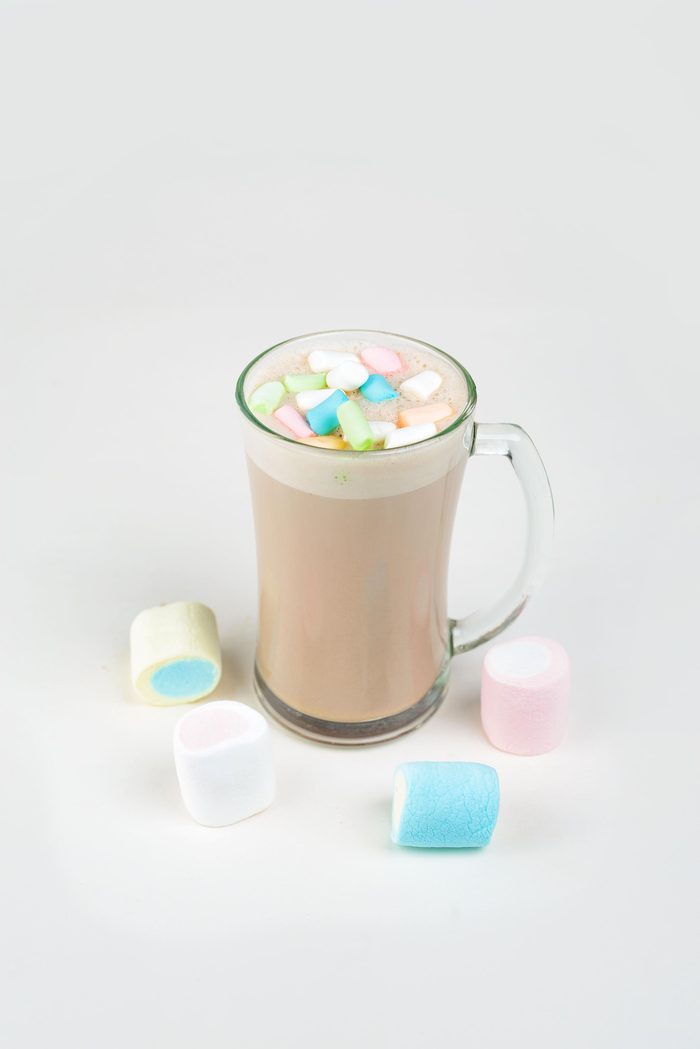 Chocolate caliente con marshmallows de colores