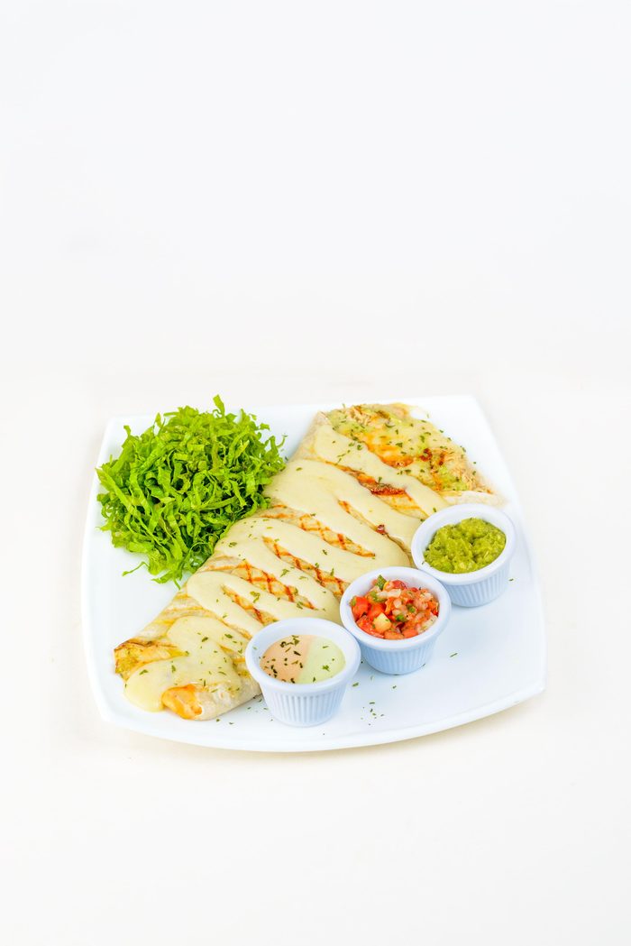 Wrap gratinado con queso, lechuga y salsas