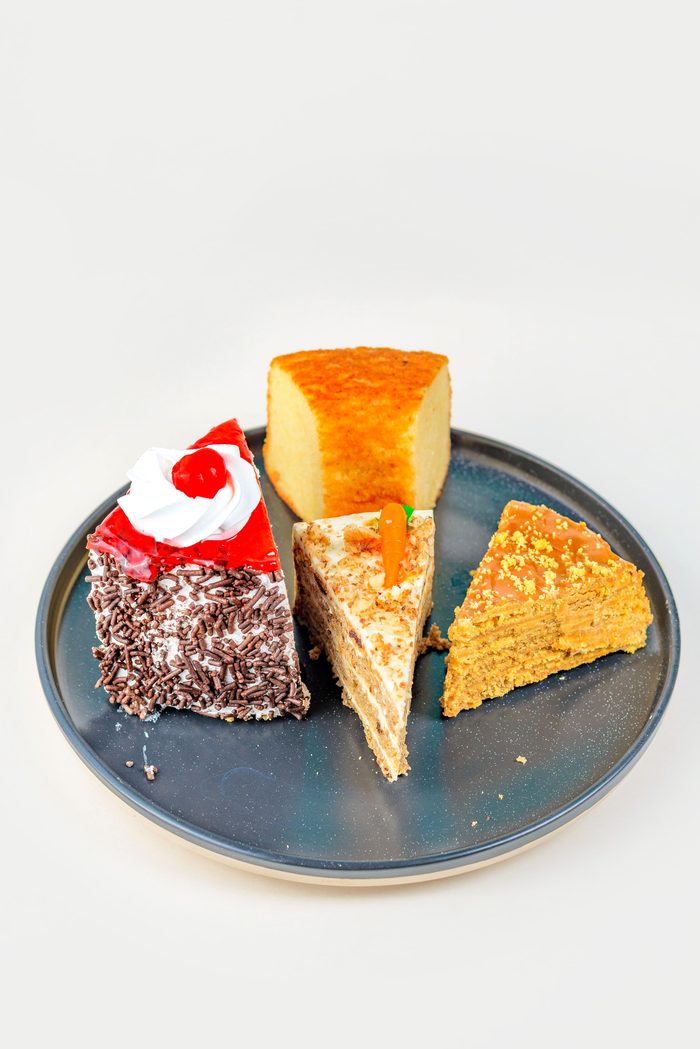 Porciones de pastel variadas en un plato