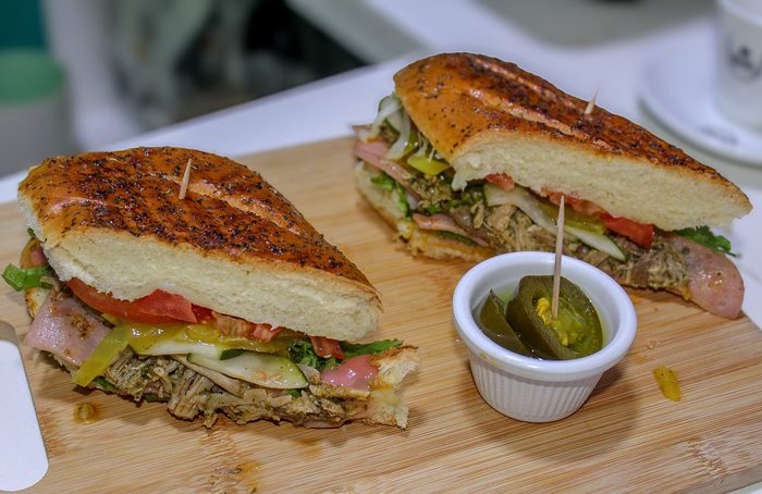 Sándwich tostado con jalapeños en tabla de madera