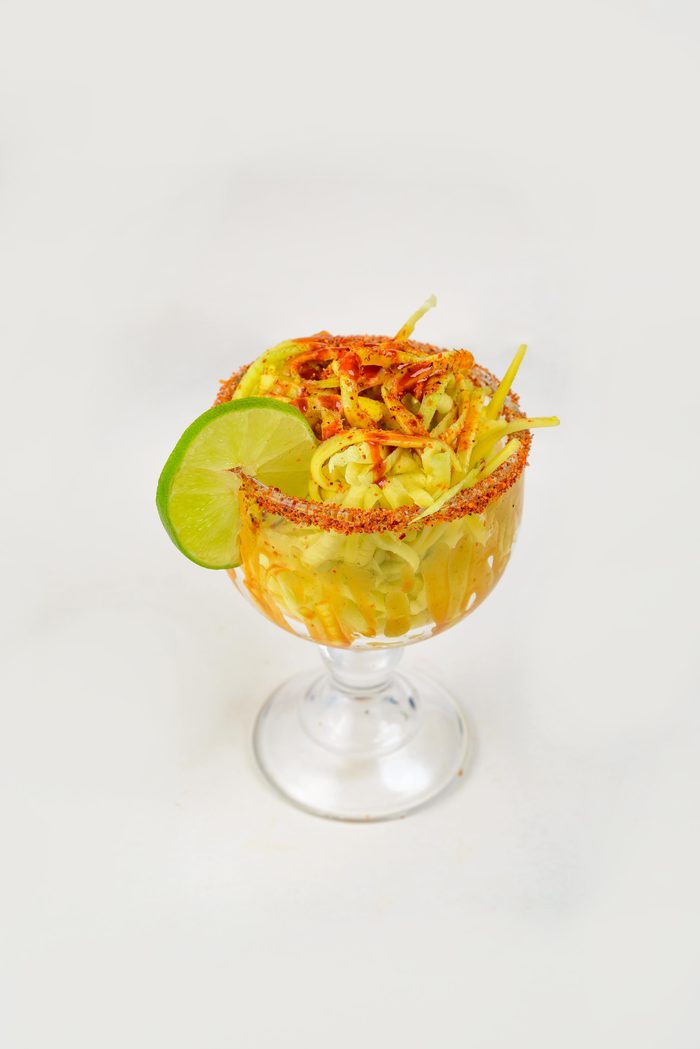 Mango verde con chile y limón en copa