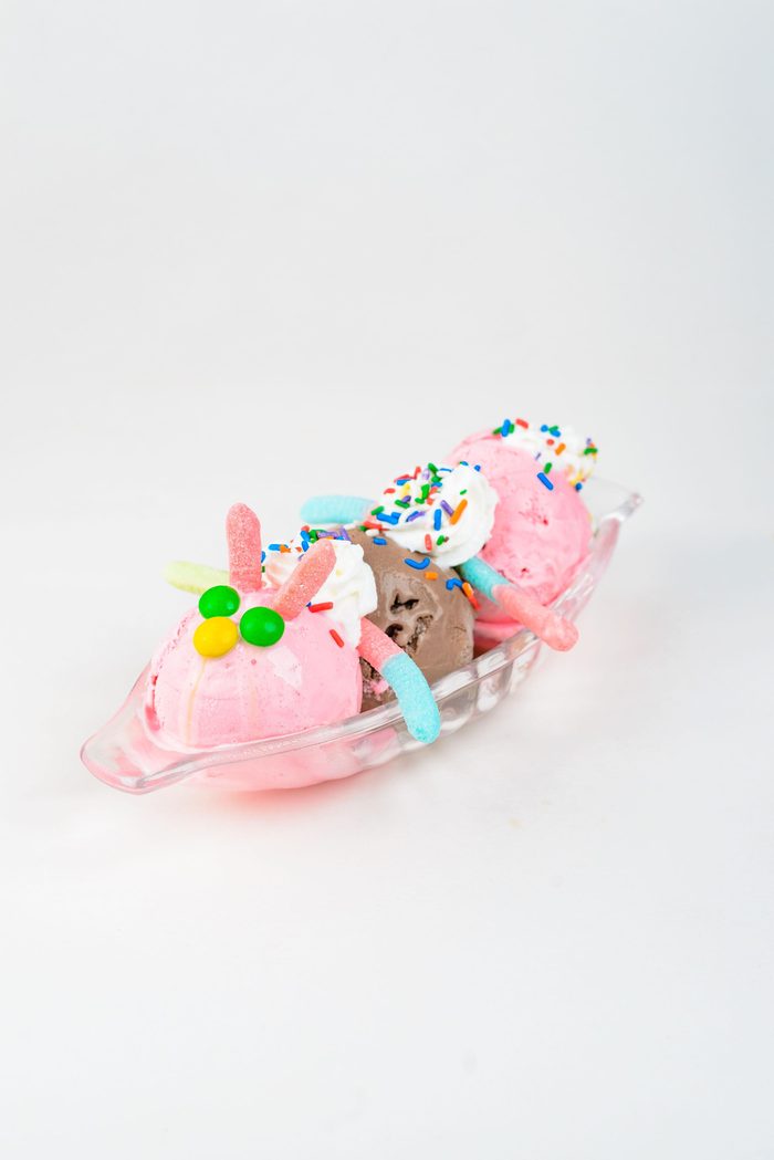 Banana split con helados rosados y de chocolate, gomitas y chispas