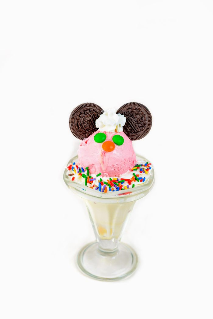 Sundae de helado rosado con orejas de galleta Oreo y chispas de colores