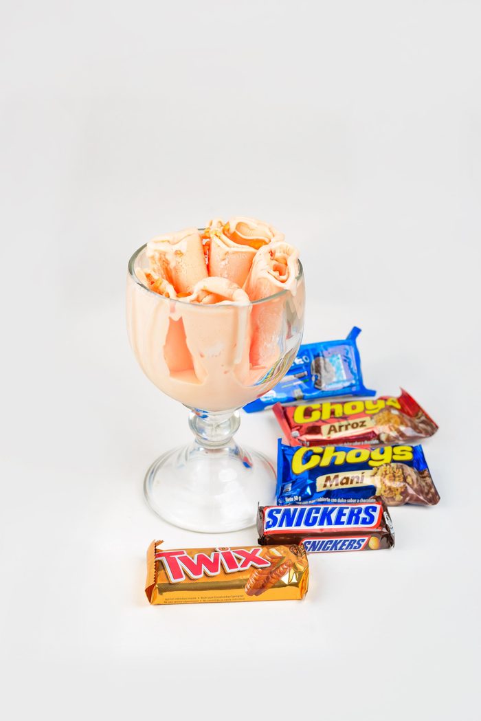 Helado enrollado en copa con chocolates Snickers, Twix y Choys