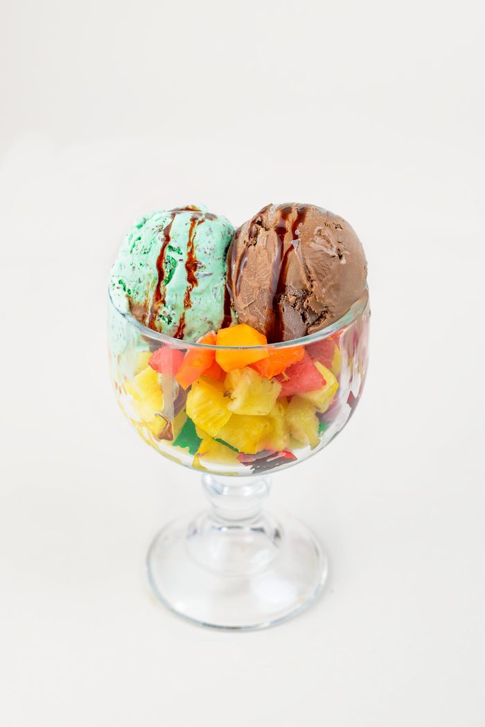 Helado de menta y de chocolate sobre frutas picadas