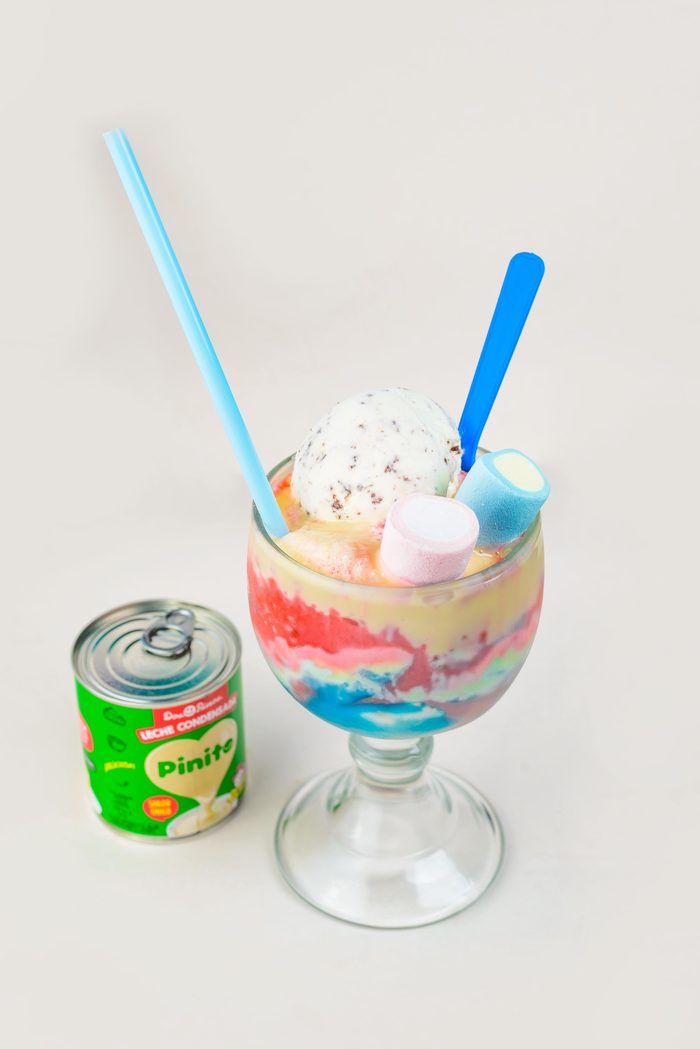 Copa de helado con capas de colores, marshmallows y leche condensada