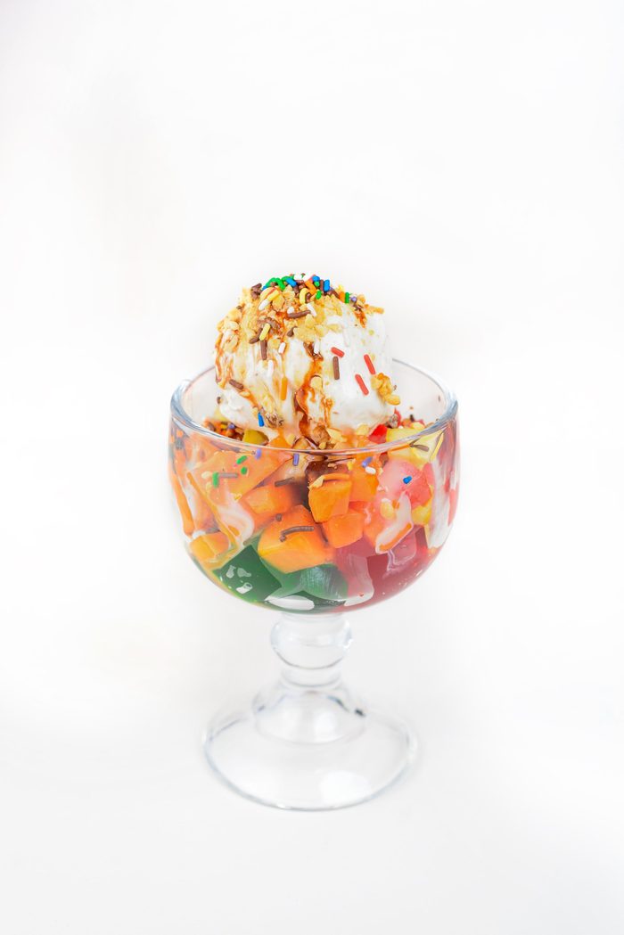 Ensalada de frutas con helado de vainilla, chispas y maní