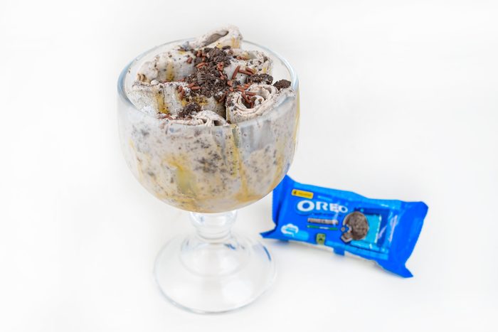 Helado enrollado con galleta Oreo en copa
